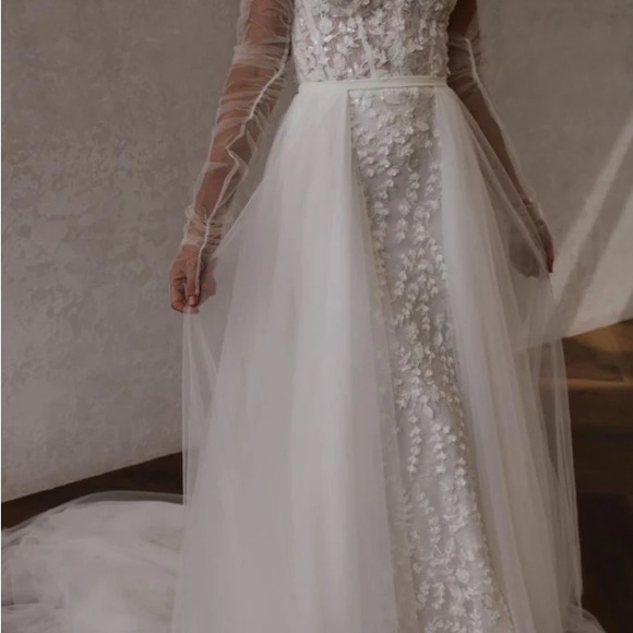 Made with love removable flowy overskirt and made with love cathedral veil - Picture 2 of 5